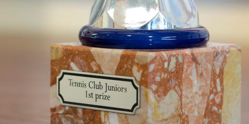 Personalized trophy with a plate made with Gravolase™ Metallics engraving material