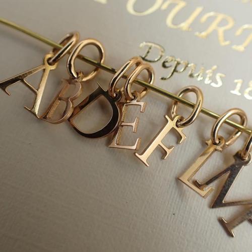 Cutted gold letters Fournier