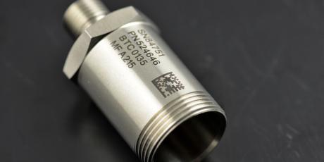 Metal component marked with a Datamatrix code and serial number